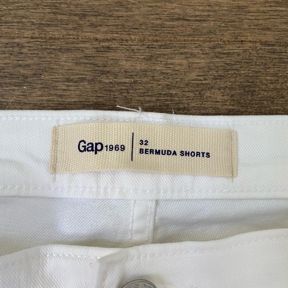 GAP WHITE JEAN BERMUDA SHORTS SIZE 32 - Picture 6 of 6